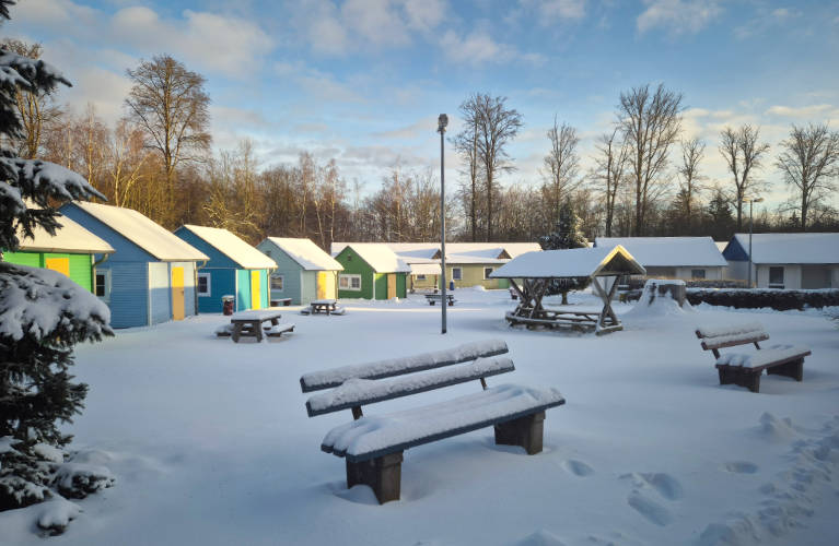 Im Winter: meterhoher Schnee im Feriendorf „Forsthaus Auerberg“ Stolberg