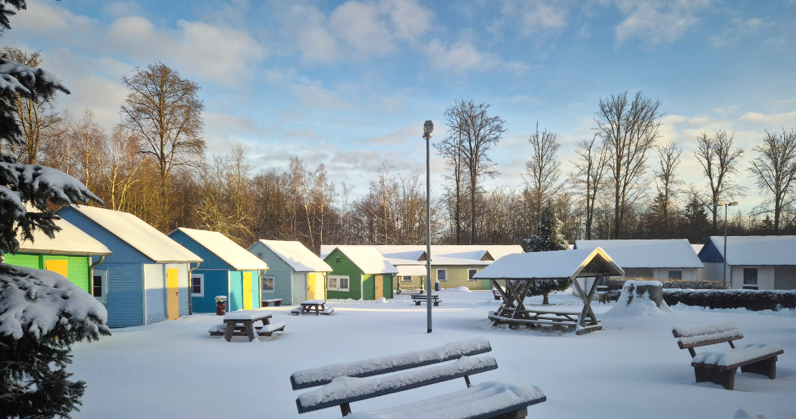 Im Winter: meterhoher Schnee im Feriendorf „Forsthaus Auerberg“ Stolberg