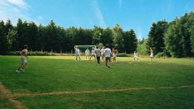 Kinder beim Fußball spielen auf dem Bolzplatz im Feriendorf „Forsthaus Auerberg“ in Stolberg – unsere Unterkunft im Harz