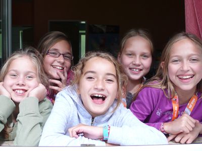 Lachende Schülerinnen zur Klassenfahrt – „Forsthaus Auerberg“ in Stolberg im Harz