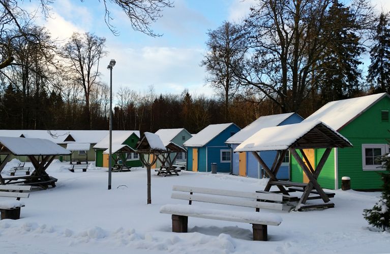 Im Winter: meterhoher Schnee im Feriendorf „Forsthaus Auerberg“ Stolberg